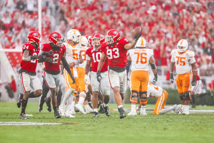 Georgia defensive lineman Tyrion Ingram-Dawkins recovers a Tennessee fumble in the rain during Georgia's 27-13 defeat of Tennessee in 2022 (Photo by Tony Walsh)